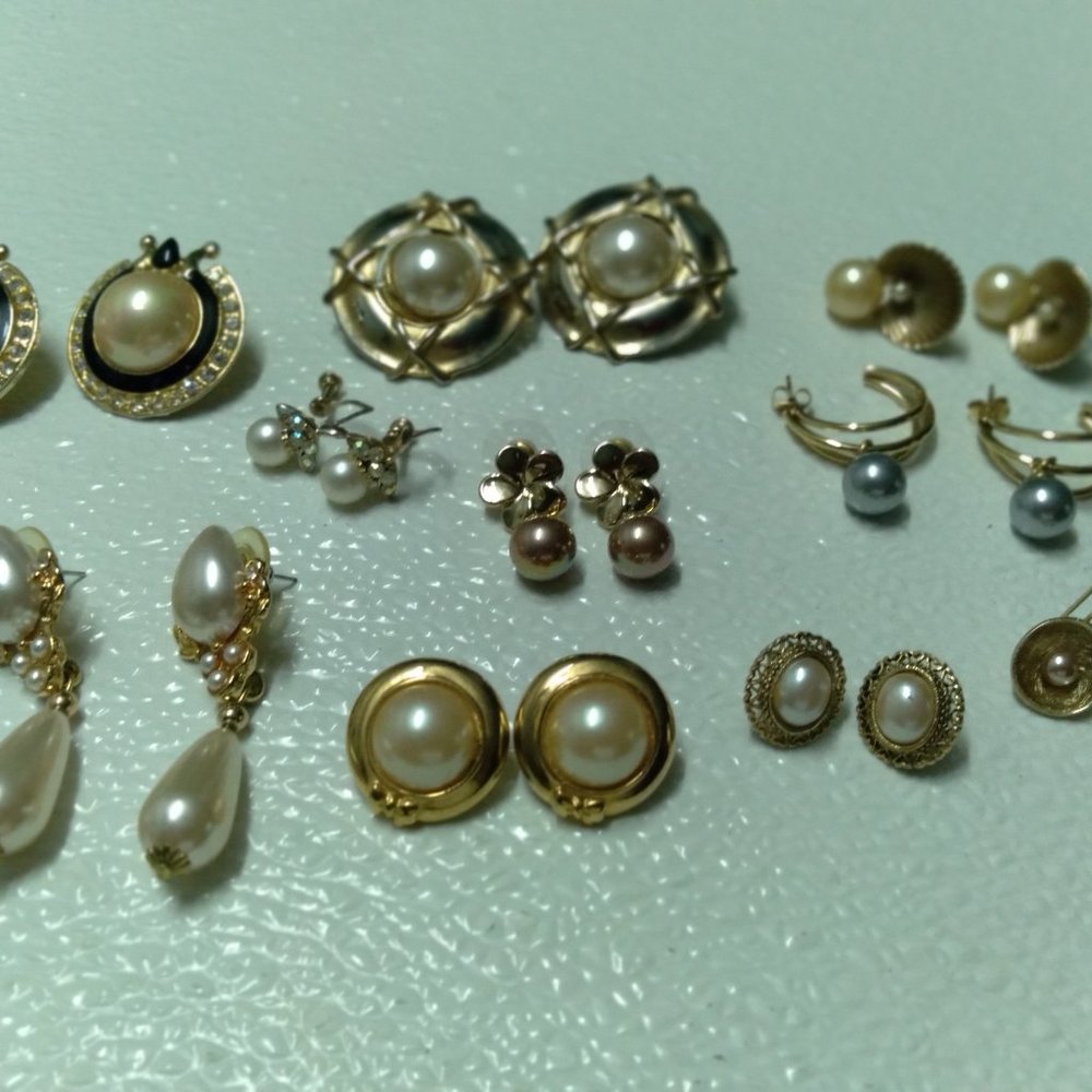 Vintage faux pearls earrings lot.